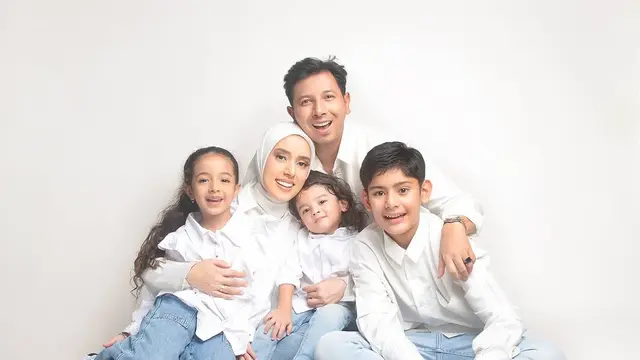 Pemotretan Keluarga Fairuz A Rafiq dan Sonny Septian, Wajah Anak-anaknya Curi Perhatian