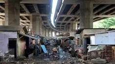 Aktivitas warga Kolong Tol Pluit, Jakarta, (3/1). Permukiman liar di kolong tol Pluit segera dibereskan dan tidak perlu melayangkan surat sosialisasi hingga tiga kali surat peringatan untuk membereskan kawasan tersebut. (Liputan6.com/Gempur M Surya)