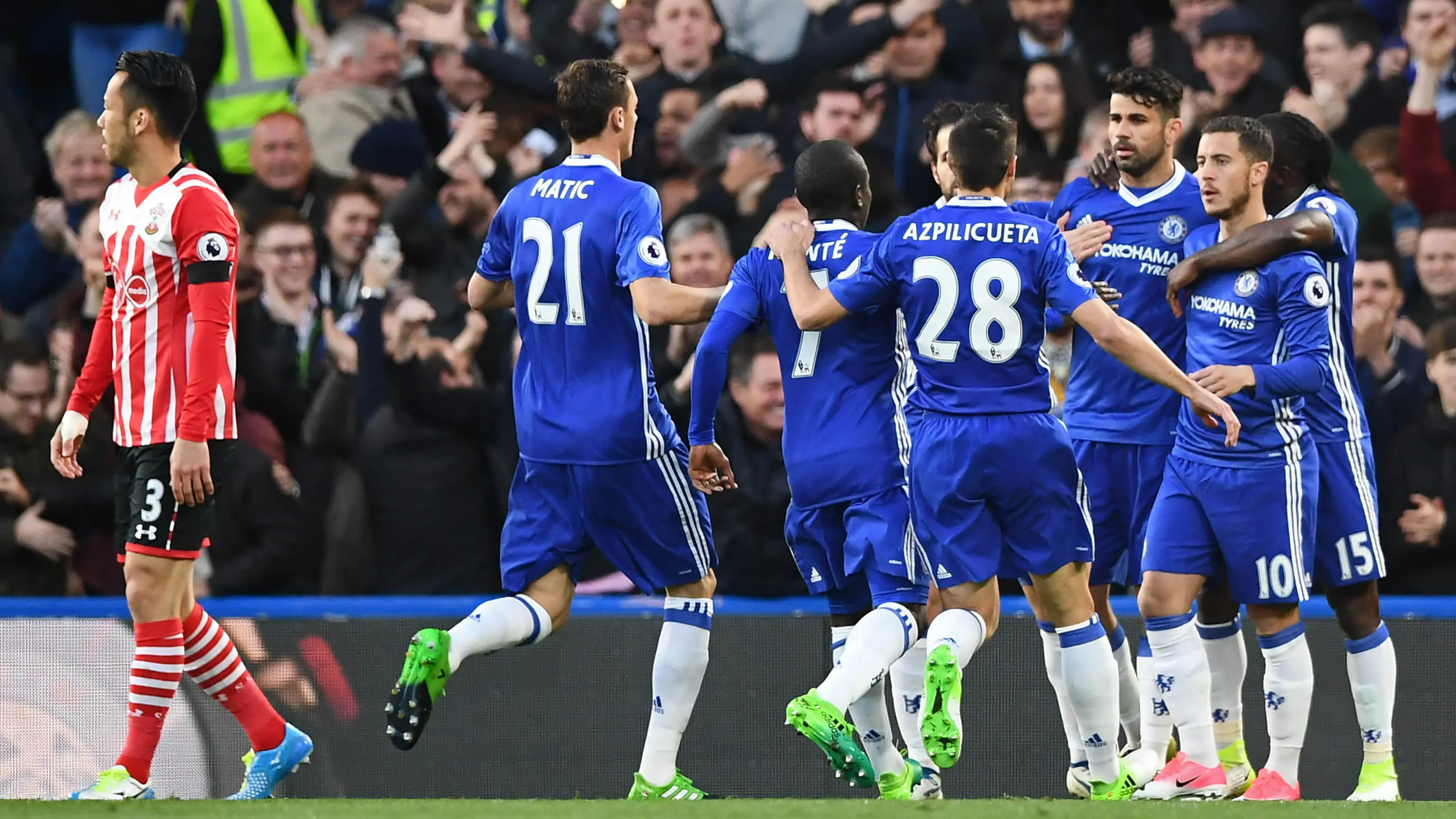 Para pemain Chelsea merayakan gol yang dicetak Eden Hazard ke gawang Southampton pada laga Premier League di Stadion Stamford Bridge, London, Selasa (25/4/2017).(AFP/Justin Tallis)