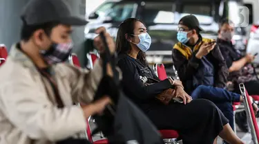 Seorang wanita menunggu untuk mengikuti rapid test antigen di Stasiun Gambir, Jakarta, Rabu (23/12/2020). Dari Kemarin Selasa (22/12/2020) Sampai sekarang tercatat Seribuan calon penumpang mengikuti rapid test tersebut. (Liputan6.com/Johan Tallo)