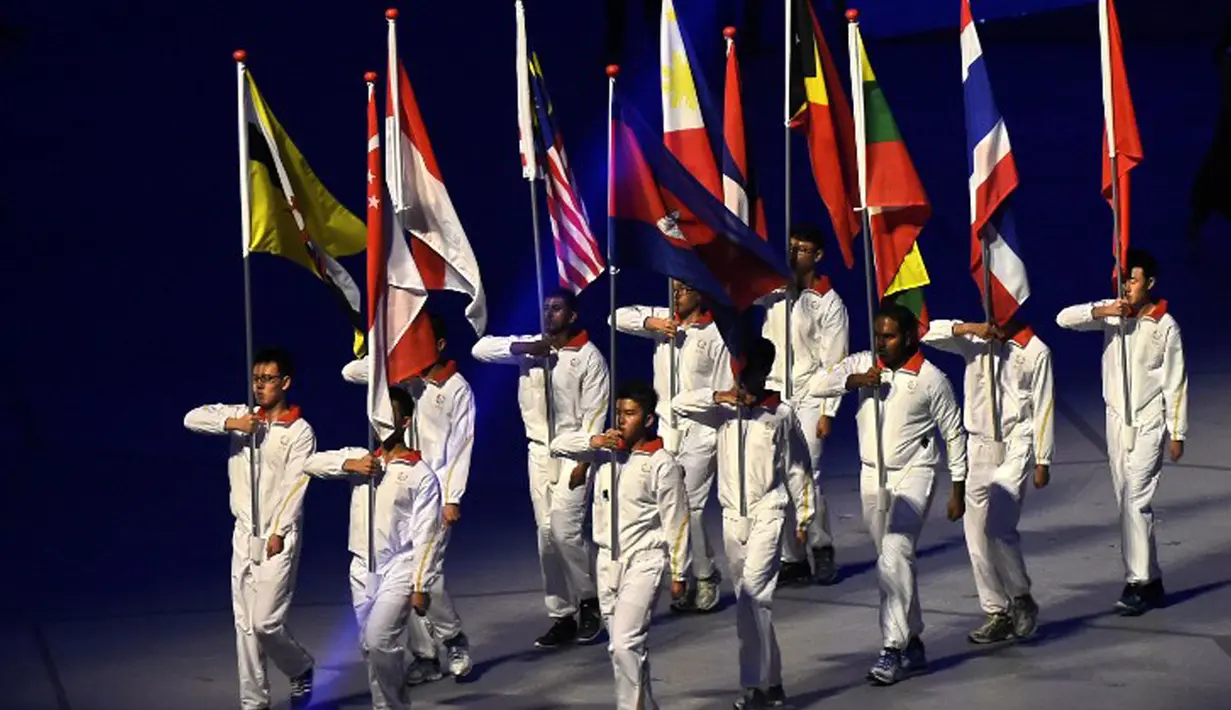 National Stadium menjadi tempat dibukanya ajang olahraga antar negara Asia Tenggara, Singapura, Jumat (5/6/2015). Bendera negara perserta tampak dibawa saat pembukaan SEA Games 2015. (AFP Foto)