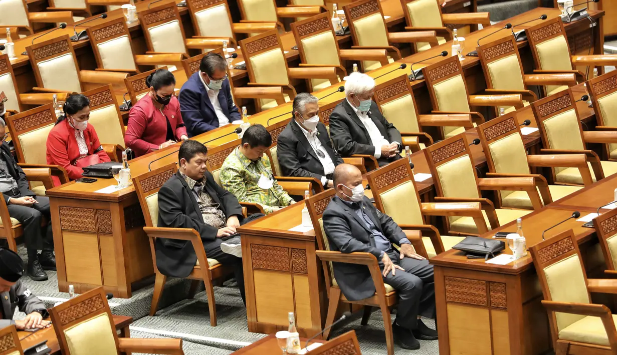 Sejumlah anggota DPR mengikut rapat Paripurna DPR Ke-8 Masa Persidangan I Tahun Sidang 2022-2023 di Kompleks Parlemen, Senayan, Jakarta, Selasa (4/10/2022). Rapat juga menerima Ikhtisar Hasil Pemeriksaan Semester (IHPS) I Tahun 2022 beserta Laporan Hasil Pemeriksaan (LHP) Semester I Tahun 2022 oleh BPK dan mendengarkan pidato Ketua DPR pada penutupan masa persidangan I tahun sidang 2022-2023. (Liputan6.com/Angga Yuniar)