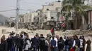 Diketahui, Israel telah memperluas penutupan militer dan blokade terhadap Kamp Pengungsi Nur Shams di Tepi Barat hingga 31 Maret 2026. Tampak dalam foto, warga Palestina berunjuk rasa setelah tentara Israel memblokir pintu masuk kamp pengungsi Palestina Nur Shams di Tepi Barat yang diduduki pada Senin 9 Februari 2026. (Jaafar ASHTIYEH/AFP)