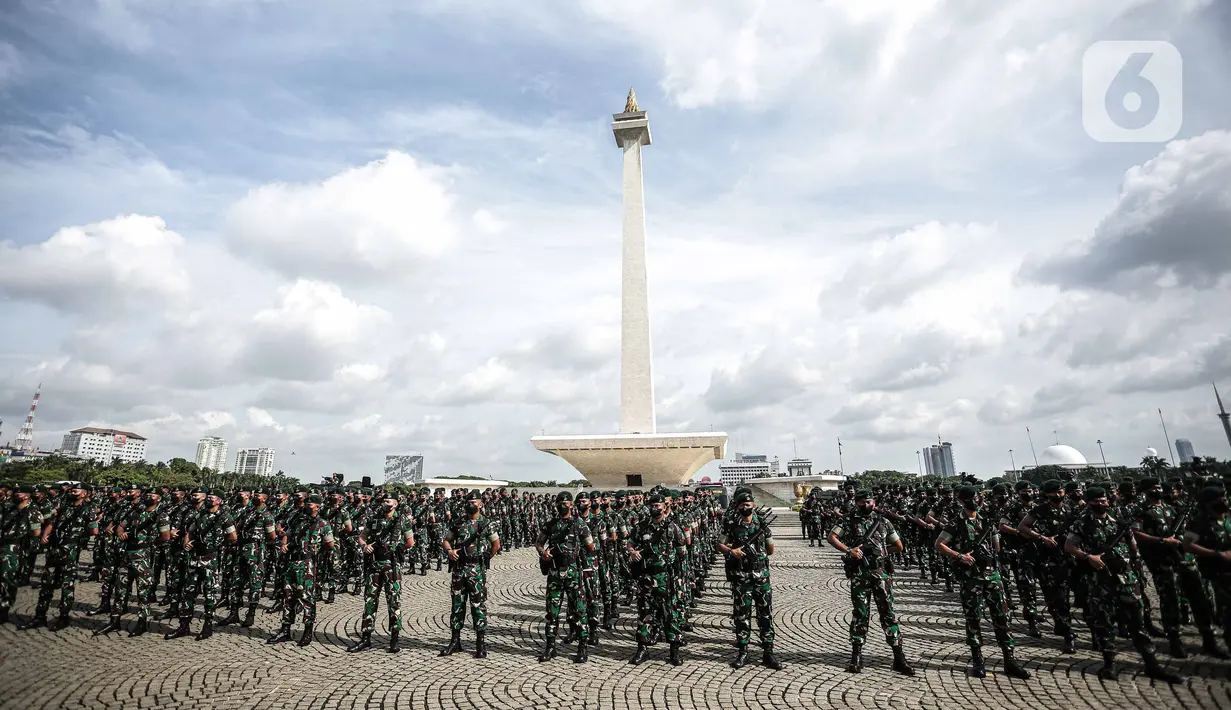 Prajurit TNI AD mengikuti Apel Gelar Pasukan Jajaran TNI AD di Lapangan Monas, Jakarta, Selasa (25/1/2022). Pasukan TNI AD dan Alutsista dipamerkan saat mengikuti gelar apel pasukan. (Liputan6.com/Faizal Fanani)