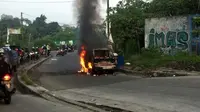 Sebuah Mobil Terbakar di Cirendeu, Lalu Lintas Tersendat