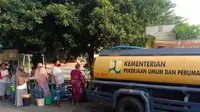 Sejumlah warga Kota Bogor mengantre air bersih. Pasokan air bersih PDAM Kota Bogor terhenti imbas pipa utama pecah. (Liputan6.com/Achmad Sudarno)