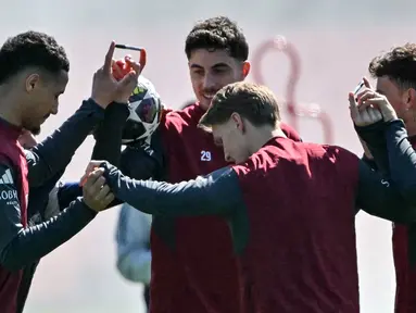 Metode tak biasa terlihat dalam latihan Arsenal menjelang laga leg pertama perempat final Liga Champions 2025/2026 melawan Sporting CP. (AFP/Glyn Kirk)