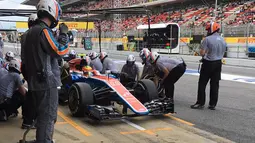 Rio Haryanto mencatat waktu 1 menit 27,252 detik pada latihan bebas kedua F1 GP Spanyol di Sirkuit Catalunya, Spanyol, Jumat (13/5/2016), lebih cepat dari catatan waktu latihan bebas pertama. (Bola.com/Twitter/Manorracing)