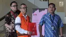 Mantan Dirut PT Garuda Indonesia Emirsyah Satar (tengah) menutupi borgol di tangannya dengan map merah saat akan menjalani pemeriksaan di Gedung KPK, Jakarta, Jumat (16/8/2019). Ini merupakan pemeriksaan perdana Satar pascaditahan oleh penyidik KPK. (merdeka.com/Dwi Narwoko)