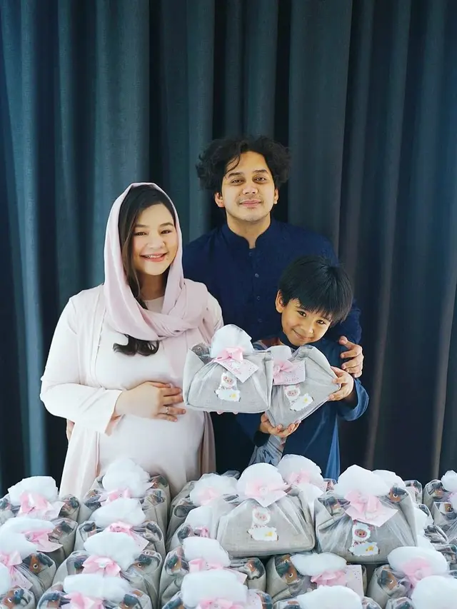 6 Potret Tasyakuran 7 Bulan Kehamilan Eriska Rein, Baby Bump Curi Perhatian
