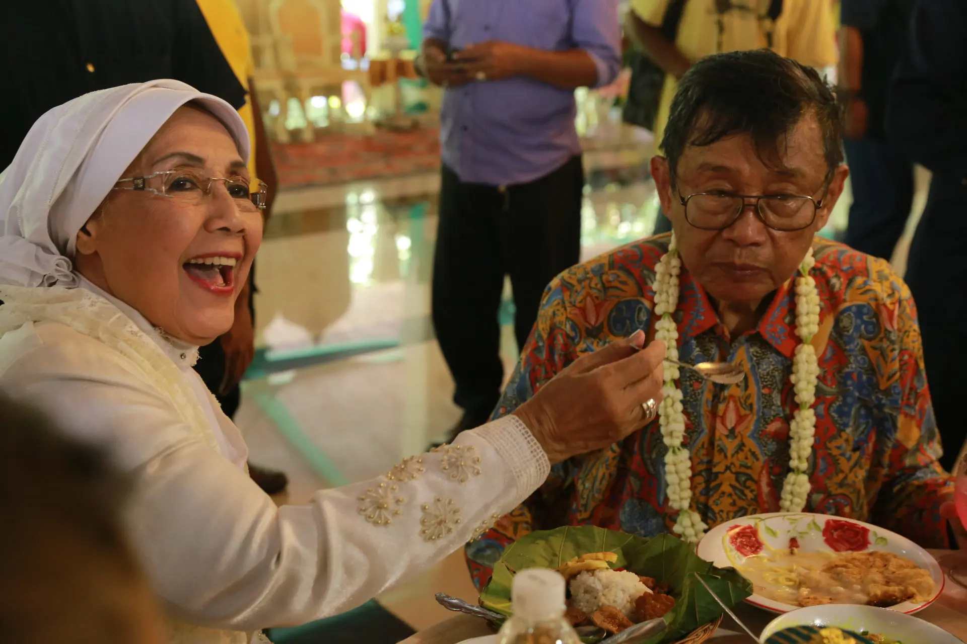 Nani Wijaya menyuapi Ajip Rosidi. (Adrian Putra/Bintang.com)