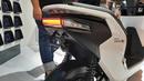 Bagian belakang Honda EM1 e: menjadi tempat bertumpunya lampu belakang full LED untuk lampu rem dan lampu sein. Sudah diberikan juga dudukan pelat nomor persis di bawah lampu belakangnya. Kesan futuristis yang sporty terlihat dengan absennya spakbor belakang dan posisi shock breaker yang agak ke depan.