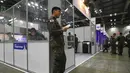 Tentara Korea Selatan membaca buku panduan saat mengikuti job fair di ruang pameran KINTEX, Goyang, Korea Selatan, Rabu (20/3). Job fair yang diselenggarakan oleh Kementerian Pertahanan Korea Selatan ini diikuti 200 perusahaan. (JUNG Yeon-Je/AFP)