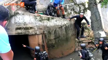 12 Personel Komando Pasukan Katak (Kopaska) dari Koarmabar Angkatan Laut membersihkan gorong-gorong di Jalan Medan Merdeka Utara yang berada di sekitar Istana Merdeka, Jakarta Pusat.