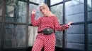 Vebby Palwinta, gayanya yang satu ini juga kece banget. Ia memakai jumpsuit merah bermotif polkadot yang dipadukan dengan hijab persegi berwarna cokelat. Gayanya terlihat sporty lantaran Vebby memakai sneakers putih. (Instagram/vebbypalwinta)