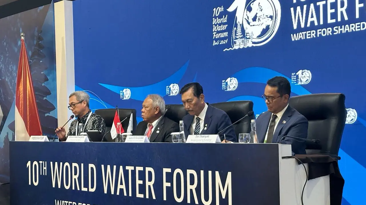 Menteri Koordinasi Bidang Maritim dan Investasi Luhut Binsar Panjaitan (kedua dari kanan) dalam konferensi pers di sela-sela World Water Forum ke-10 di Bali Nusa Dua Convention Center (BNDCC), Selasa (22/5/2024). (Liputan6/Benedikta Miranti)