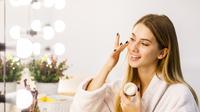 Melakukan skincare malam dengan rutin dapat memberi hasil jangka panjang yang signifikan. (Foto/Dok: freepik.com/artursafronovvvv)