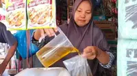 Penjual minyak goreng curah di salah satu pasar tradisional Pekanbaru. (Liputan6.com/M Syukur)