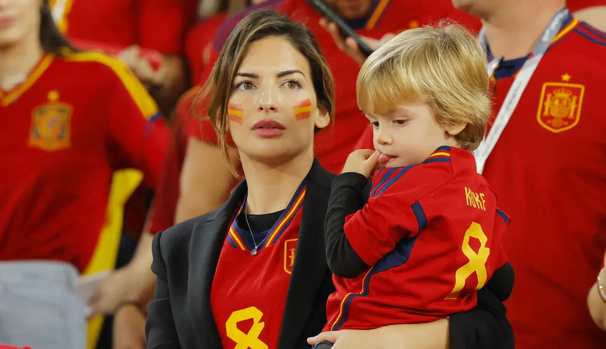 Istri Koke, Beatriz Espejel, hadir langsung memberikan dukungan saat Timnas Spanyol berhadapan dengan Maroko pada laga Piala Dunia di Stadion Education City, Doha, Selasa (6/12/2022). (AFP/Odd Andersen)