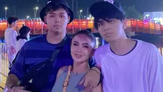 Potret Yuni Shara saat nonton konser yang diunggah di Instagram cukup mencuri perhatian. Terlihat kehadiran dua anak lelakinya, yakni Cavin Obient Salomo Siahaan dan Cello Obient Siahaan. Mereka berdua berpose dengan mengapit sang ibu di tengah. (Liputan6.com/IG/@yunishara36)