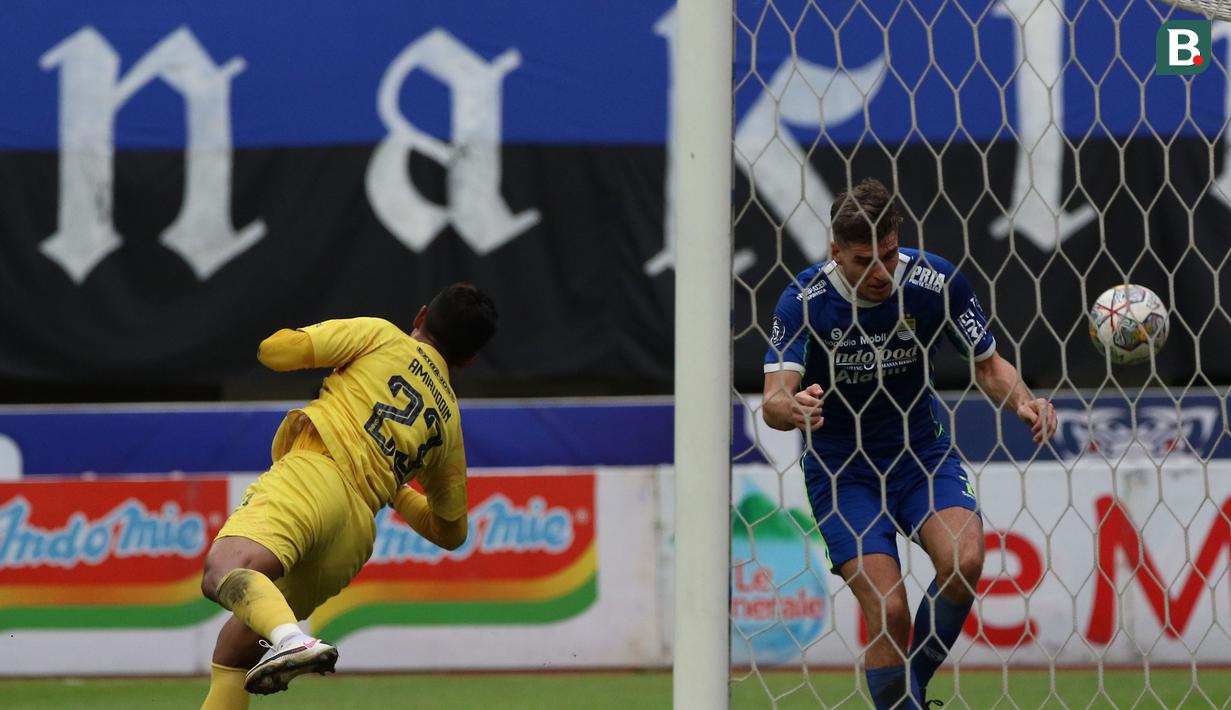 <p>Pemain Persib Bandung, Nick Kuipers (kanan) gagal menjebol gawang Arema FC pada pertandingan pekan ke-26 BRI Liga 1 2022/2023 yang berlangsung di Stadion Pakansari, Bogor, Kamis (23/2/2023). (Bola.com/Ikhwan Yanuar)</p>