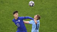 Penyerang Chelsea, Kai Havertz, duel udara dengan pemain pemain Manchester City, Oleksandr Zinchenko, pada laga final Liga Champions di Stadion Dragao, Minggu (30/5/2021). Chelsea sementara unggul 1-0 di babak pertama. (Michael Steele/Pool via AP)
