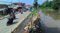 Warga Bojonggede meminta Pemkab Bogor mengeruk sedimentasi sungai (Liputan6.com/Achmad Sudarno)