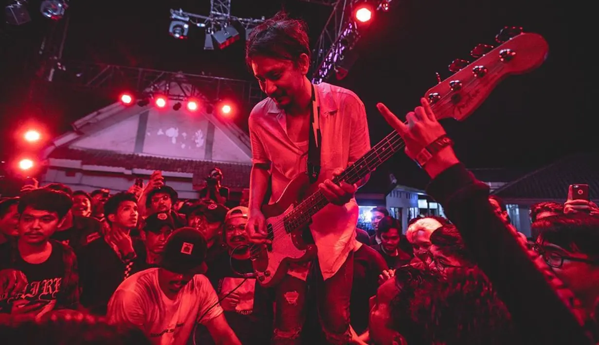 kala beraksi diatas panggung sambil memetika senar bass-nya, Vincent tampil santai dan bahkan terkesan swag. Ia kerap hanya mengenakan kemeja bigsize dan jelana jeans. Gayanya yang santai sukses menghibur penonton yang hadir.(Liputan6.com/IG/@vincentrompies)