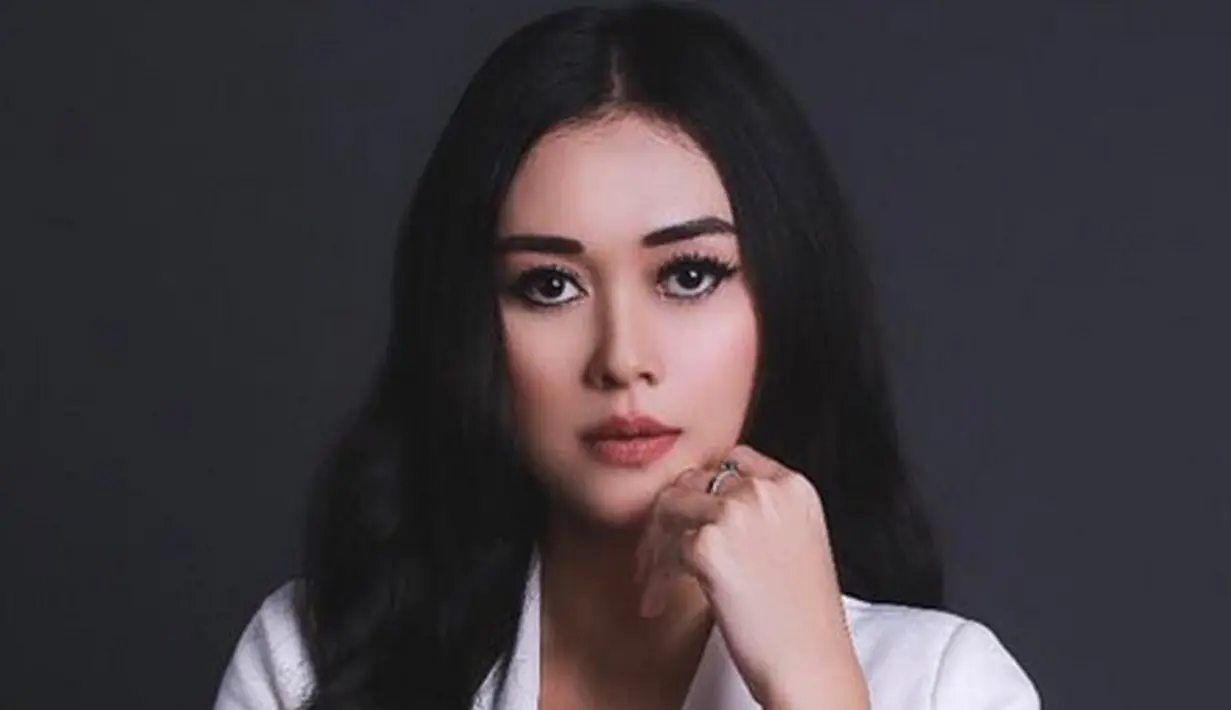 Disela-sela mengisi kekosongan waktunya, pelantun lagu Mari Bercinta itu lebih banyak membaca Alquran. Meski perempuan 30 tahun itu mengakui tidak ngerti bahasa arabnya. (Instagram/aurakasih)