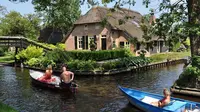 Sebuah desa di Belanda tidak memiliki jalan raya sama sekali, sehingga warganya menggunakan sungai dan kanal untuk berpergian, penasaran?