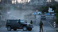 Kelompok Hamas, yang menculik sekitar 150 orang dalam serangan mengejutkan pada akhir pekan terhadap Israel, mengancam akan mengeksekusi mati para sandera jika serangan udara Israel terus menargetkan warga sipil Jalur Gaza tanpa peringatan dini. (AP Photo/Erik Marmor)