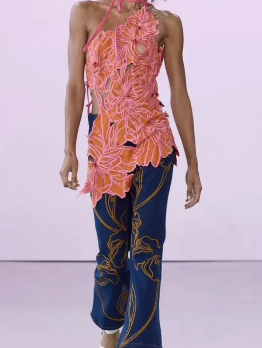 Desainer asal Surabaya, Kimberly Tandra, melalui jenama SUEDESON by Kimberly Tandra, menampilkan koleksi busana couture dan ready-to wear berjudul “Plethora” untuk menunjukkan keberagaman bunga tropis Indonesia ke kancah internasional. Bunga tropis tersebut meliputi bunga sepatu dan bunga anggrek bulan yang beragam warna cerah sebagai identitas dari jenama ini. [@indonesianow_theshow]