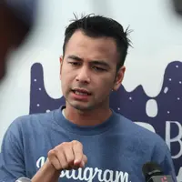 Presenter dan pemeran Raffi Ahmad salah satu selebriti yang memiliki follower terbanyak di Tanah Air. Banyak suka duka dirasakan miliki banyak pengikut. Lantas seperti apa cara suami Nagita Slavina menghadapi komentar pedas. (Nurwahyunan/Bintang.com)
