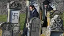 Menteri Dalam Negeri Prancis, Christophe Castaner mengunjungi pemakaman Yahudi yang menjadi sasaran aksi vandalisme, Westhoffen, dekat Strasbourg, Prancis, Rabu (4/12/2019). (AFP/Patrick Hertzog)