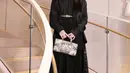 Saat acara, Kim Minha mengenakan dress hitam lengan panjang dipadukan belt dan heels Dior warna hitam. [Dior]