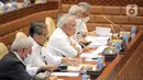 Menteri Pekerjaan Umum dan Perumahan Rakyat (PUPR) Basuki Hadimuljono (tengah) mengikuti rapat kerja bersama Komisi V DPR RI di Kompleks Parlemen, Senayan, Jakarta, Selasa (17/1/2023). Rapat tersebut membahas tentang pembahasan program-program Kementerian PUPR tahun 2023 dan evaluasi pelaksanaan anggaran tahun 2022. (Liputan6.com/Faizal Fanani)