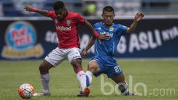 Gelandang Bali United, Yabes Roni, berusaha melewati bek Persib Bandung, Henhen Herdiana. Meski bermain di kandang Persib, Bali United tetap berani tampil menyerang dan bermain terbuka. (Bola.com/Vitalis Yogi Trisna)