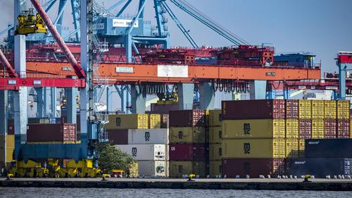 Trump Umumkan Indonesia Tetap Kena Tarif Impor 32 Persen