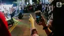 Pejalan kaki menikmati acara bertajuk Musik Tepi Barat dan Timur di jalur pedestrian kawasan Sudirman, Jakarta, Jumat (22/11/2019). Acara musik yang rutin digelar itu bertujuan untuk menghibur para pejalan kaki dan pekerja kantoran yang beraktivitas di kawasan tersebut. (Liputan6.com/Faizal Fanani)