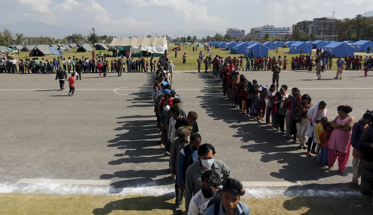 Ribuan korban gempa tengah mengantre untuk mendapatkan makanan di lokasi pengungsian, di Kathmandu, Nepal, Senin (4/5/2015). Pasca-gempa 7,9 SR, kawasan pedalaman Nepal mulai disentuh tim penyelamatan dan bantuan makanan. (REUTERS/Adnan Abidi)