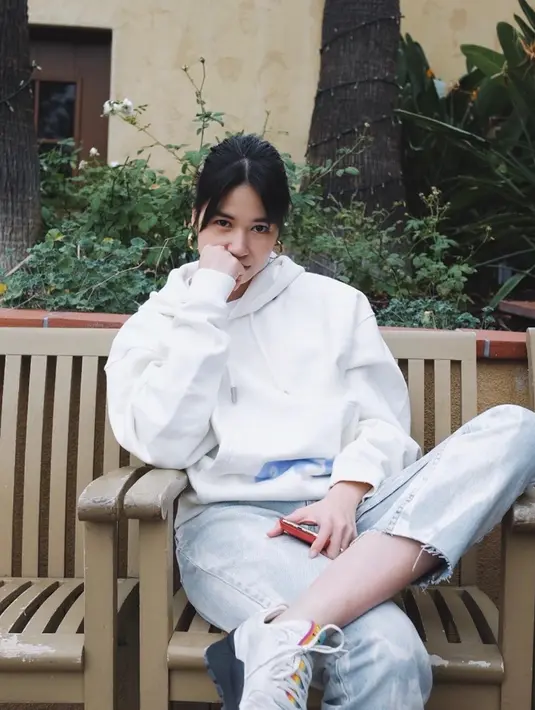 Model sekaligus aktris ini memang punya gaya yang simpel. Hoodie bewarna putih dan celana jeans adalah perpaduan yang manis untuk Laura Basuki. Aksesoris anting dengan ukuran besar, membuat penampilan Laura semakin stylish. (Liputan6.com/IG/@laurabas)