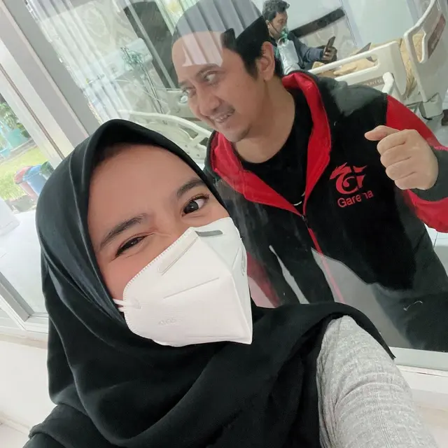 6 Momen Wirda Mansur Jenguk Ustaz Yusuf Mansur, Dibatasi Kaca Ketika Bertemu