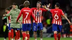 Gelandang Atletico Madrid, Rodrigo De Paul (tengah) berjabat tangan dengan Antoine Griezmann (kiri) dan Koke pada akhir pertandingan sepak bola leg pertama perempat final Liga Champions melawan Borussia Dortmund di Stadion Metropolitano, Madrid, 10 April 2024. (OSCAR DEL POZO/AFP)