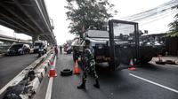 Aparat TNI menjaga penyekatan PPKM Darurat di kawasan Lampiri, Kalimalang, Jakarta, Senin (5/7/2021). Petugas gabungan mengerahkan kendaraan taktis milik TNI dan Polri untuk menutup Jalan Raya Kalimalang. (merdeka.com/Iqbal S. Nugroho)