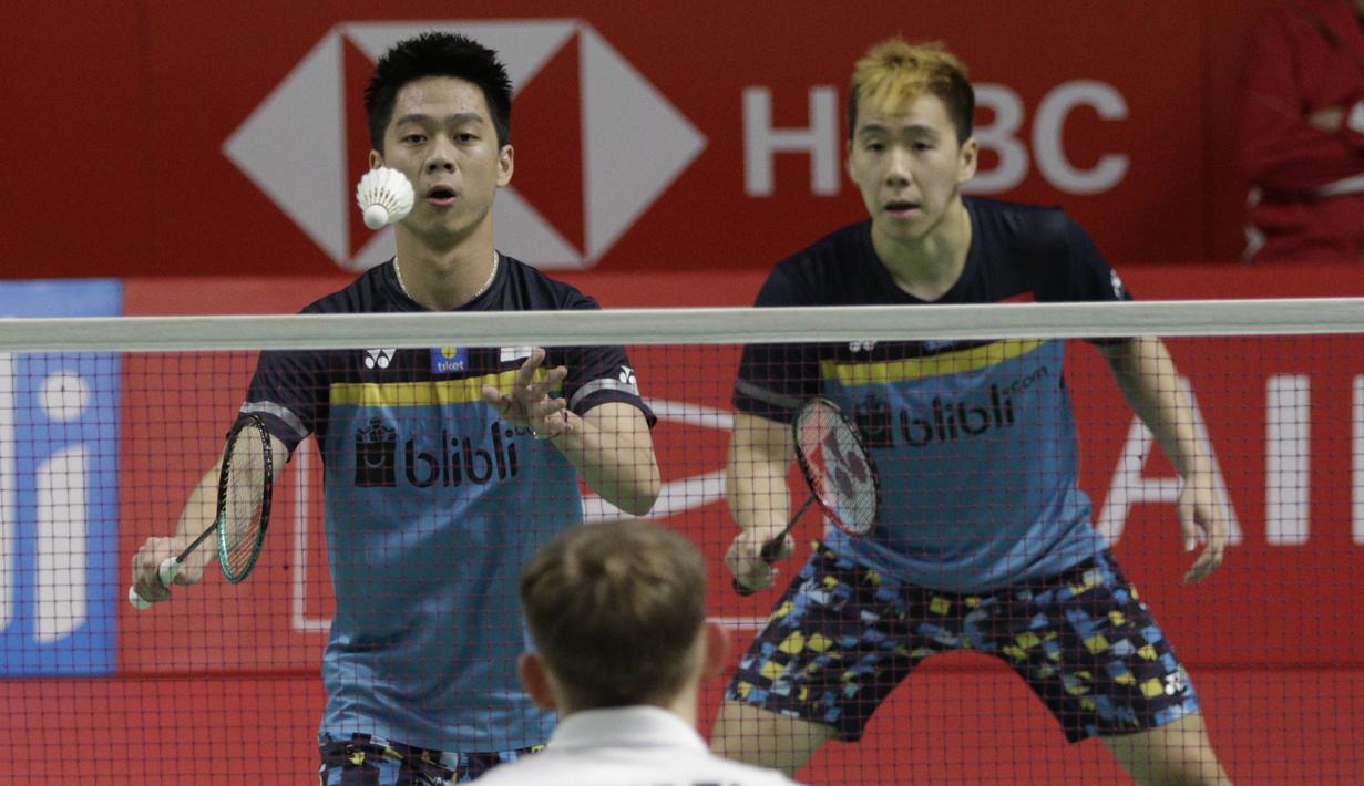 Ganda putra Indonesia, Kevin Sanjaya / Marcus Gideon, melakukan servis saat melawan ganda Jerman pada Indonesia Masters 2019 di Istora Senayan, Jakarta, Rabu (23/1). Kevin / Marcus lolos ke 16 besar. (Bola.com/M. Iqbal Ichsan)