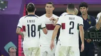 Pemain Timnas Portugal, Cristiano Ronaldo memasuki lapangan sebagai pemain pengganti saat menghadapi Timnas Maroko dalam laga babak perempatfinal Piala Dunia 2022 di Al Thumama Stadium, Doha, Qatar, Sabtu (10/12/2022) malam WIB. (AP/Ricardo Mazalan)