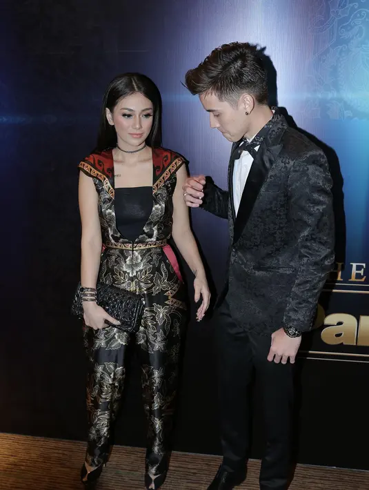 Artis muda yang tengah menjadi perbincangan, Stefan William dan Celine Evangelista. Malam itu keduanya terlihat serasi dan tampil mesra. Stefan dengan stelan jas hitam, dan Celine dengan stelan batik tanpa lengan. (Galih W. Satria/Bintang.com)