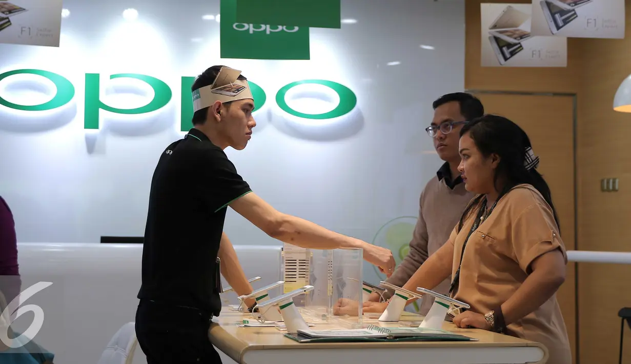 Pramuniaga melayani pengunjung di pusat perbelanjaan, Jakarta (23/2). Pasar ponsel di Indonesia dianggap masih menjanjikan meski kebijakan keharusan setiap produsen memenuhi porsi tingkat komponen dalam negeri atau TKDN 4G LTE. (Liputan6.com/Angga Yuniar)