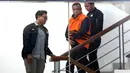 Usai menjalani pemeriksaan intensif, Bupati Tulungagung, Gatut Sunu Wibowo beserta ajudannya, Dwi Yoga Ambal, langsung dibawa petugas KPK menuju mobil tahanan. Tampak dalam foto, Bupati Tulungagung, Gatut Sunu Wibowo (tengah) dibawa petugas menuju mobil tahahan usai menjalani pemeriksaan intensif di Gedung Merah Putih Komisi Pemberantasan Korupsi (KPK), Jakarta, Minggu (12/4/2026) dini hari WIB. (Liputan6.com/Helmi Fitrhiansyah)