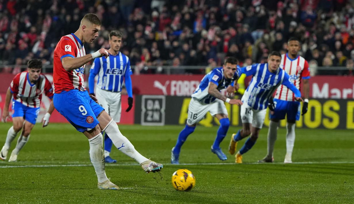 Striker Girona, Artem Dovbyk mencetak gol ketiga timnya ke gawang Alaves melalui eksekusi penalti pada laga pekan ke-17 Liga Spanyol 2023/2024 di Montilivi Stadium, Girona, Selasa (19/12/2023) dini hari WIB. (AFP/Pau Barrena)